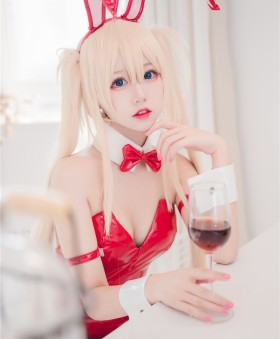 91吃瓜网现场直击：后台视频中偶像温柔依偎，点燃全网吃瓜热潮